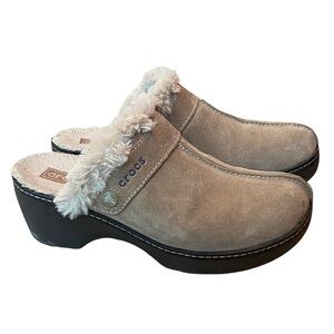 CROCS tan suede slip on mules with faux fur lining size 8